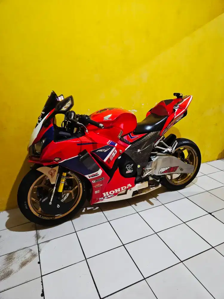 CBR 150 modif moge look. Murah aja.. Bisa tt