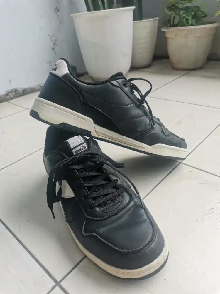 Sepatu Diadora Warna Hitam