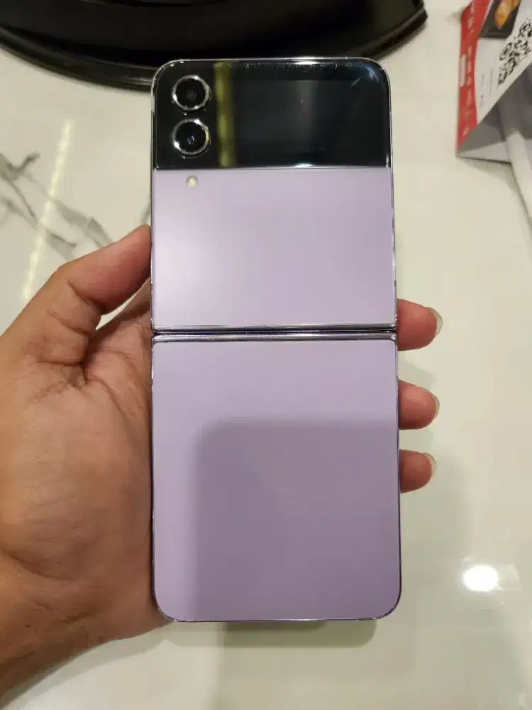 Samsung Z Flip 4 5G 8/128GB fullset mulus pemakaian
