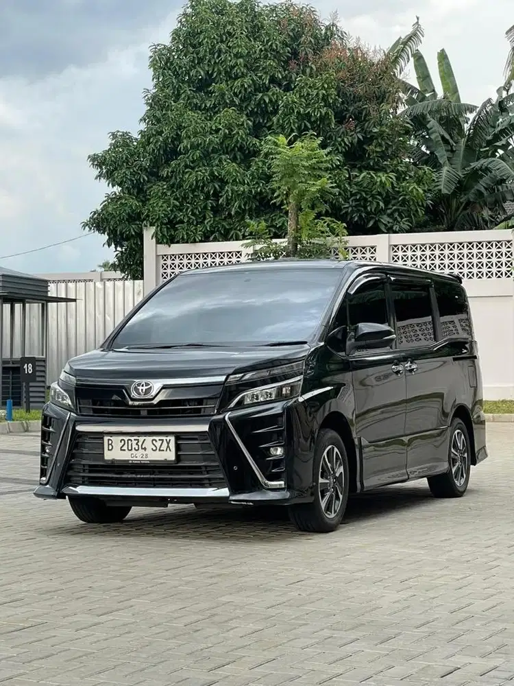 Luxury Van harga cuma 200jt an Toyota Voxy 2.0 AT 2018 Hitam