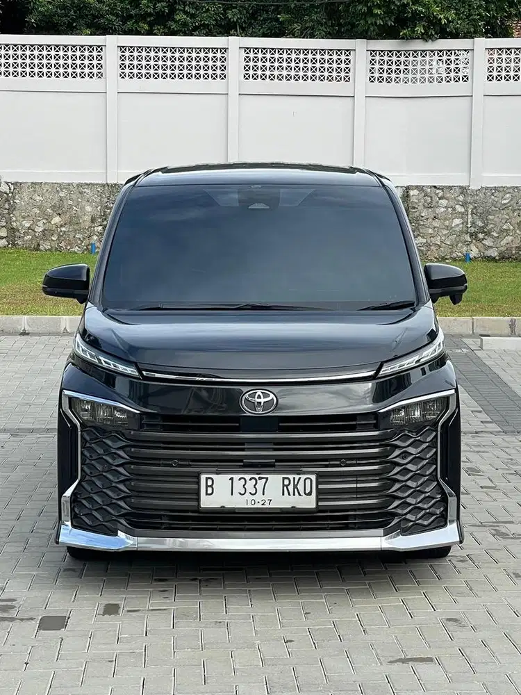 Van Mewah Tahun muda cuma 300jtan Toyota Voxy 2.0 AT 2022 Facelift