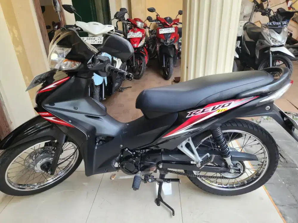 Revo 110 hitam karbulasi  2010