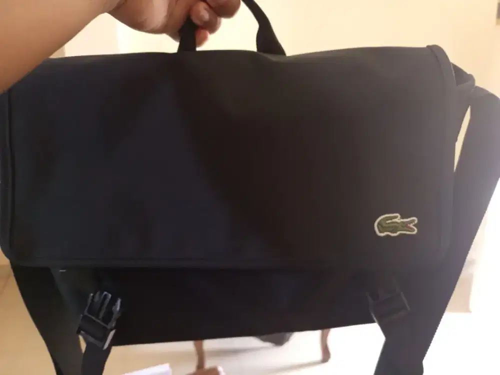 Tas Selempang Lacoste