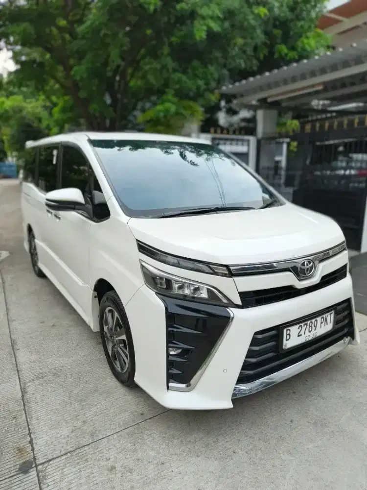 Toyota Voxy 2.0 At nik th 2020 putih metalik favorite fullset termurah