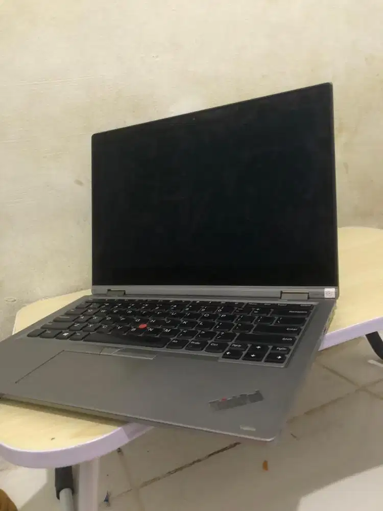 Jual cepat Lenovo tinkpad layar sentuh dan bisa di lipat,ram 8 ssd 255