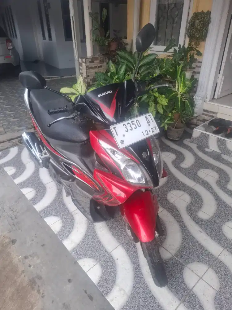 Suzuki Skywave red
