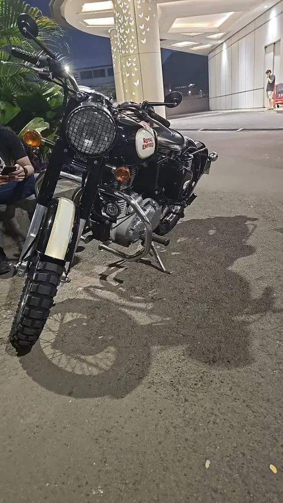 Jual motor moge Royal Enfield classic 500 cc warna hitam black