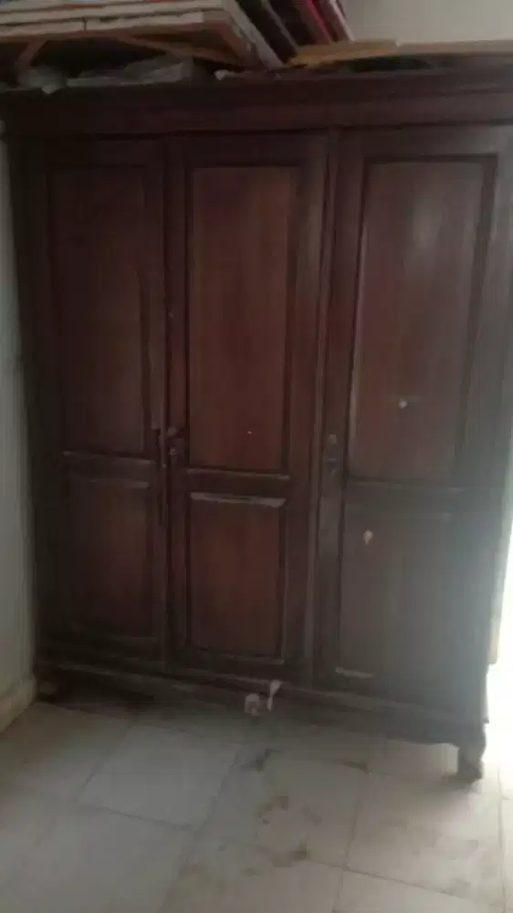 Lemari baju berbahan kayu jati