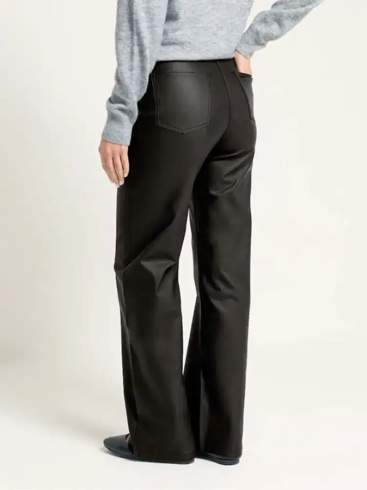 Celana bahan kulit. Bisa untuk laki-laki dan wanita