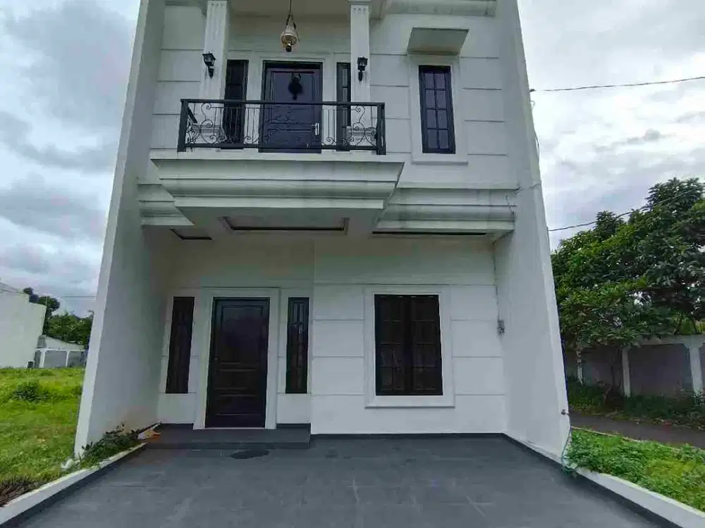 Dijual Rumah Classic, 2 Lt, diapit 4 Pintu TOL, di Kp. Rambutan, Jak.timur, Harga 1,8M-an