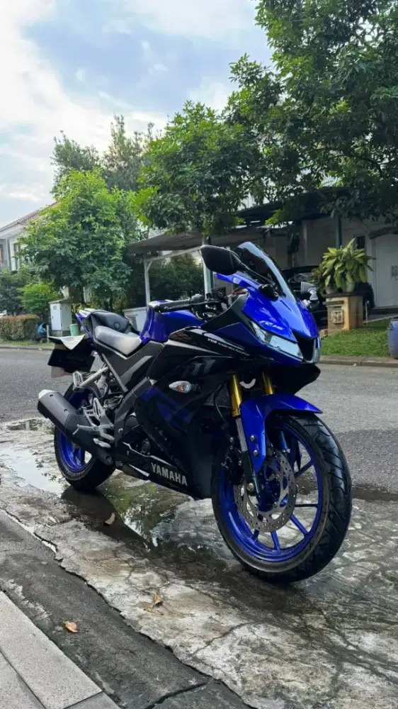 Motor R15 Warna Biru
