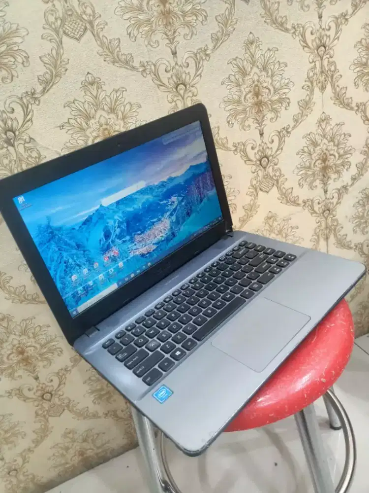 desktop-P4FH4FL minus speaker jembret sm ada titik Putih d lyar sm cas