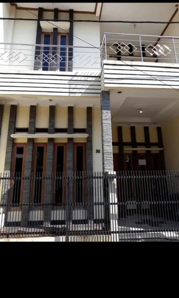 Rumah 2 lantai di sewakan di daerah perumahan Riung Bandung Permai