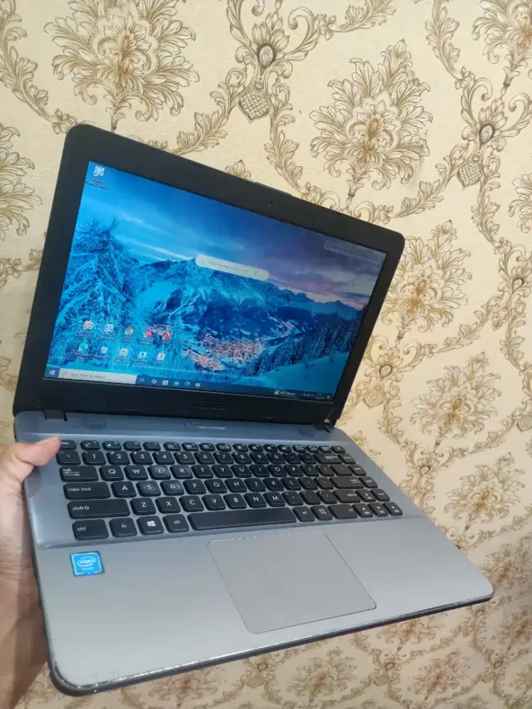 desktop-P4FH4FL minus speaker jembret sm ada titik Putih d lyar sm cas