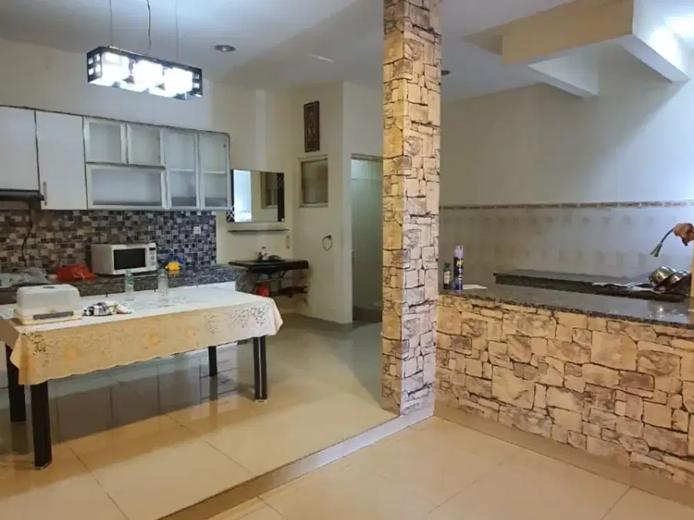 DISEWAKAN RUMAH DENGAN ROOFTOP DAN KITCHEN SET @GOLF LAKE, CENGKARENG