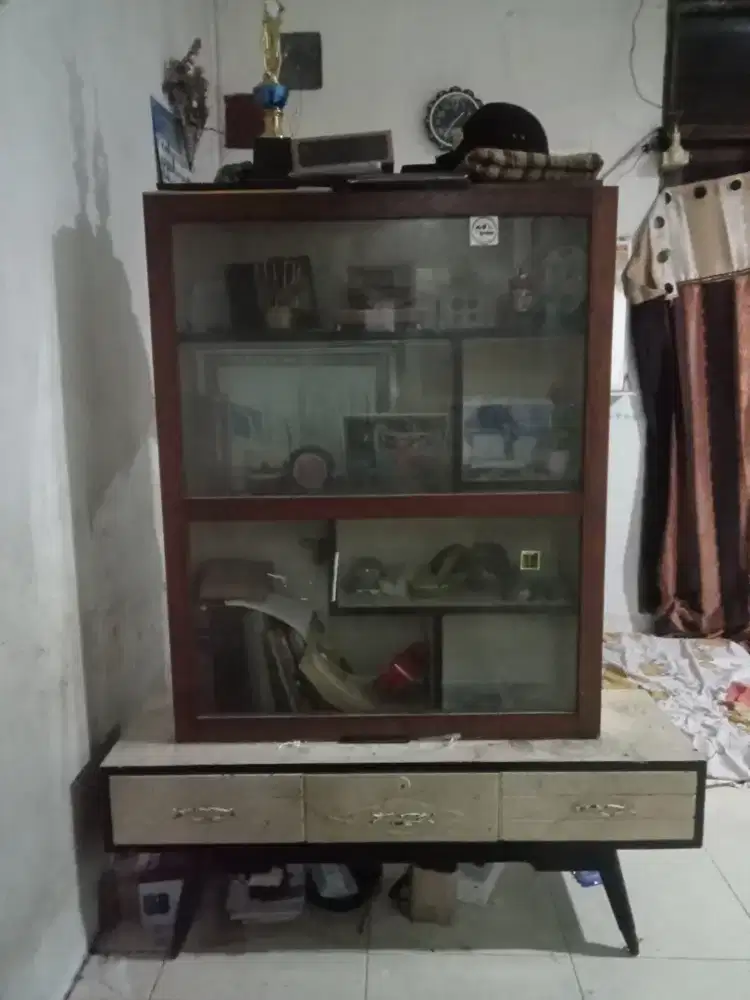 Lemari jati kaca hias ruang tamu