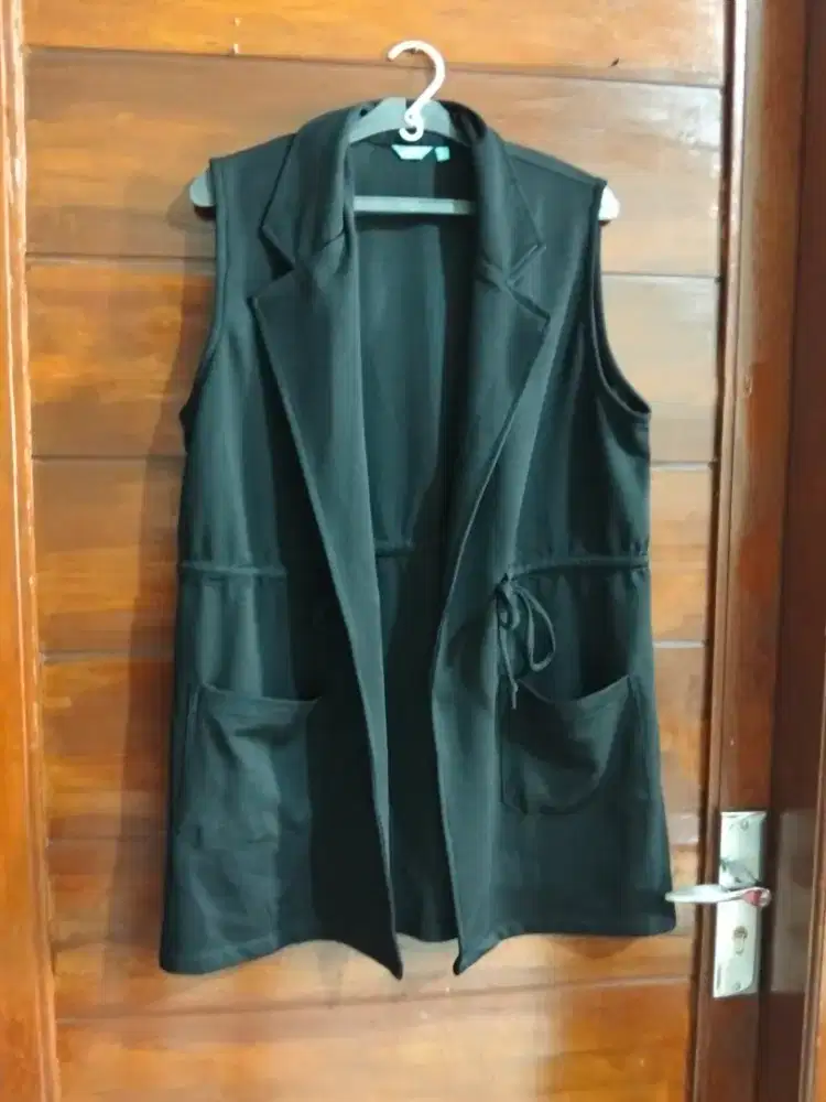 Vest hitam terawat baik