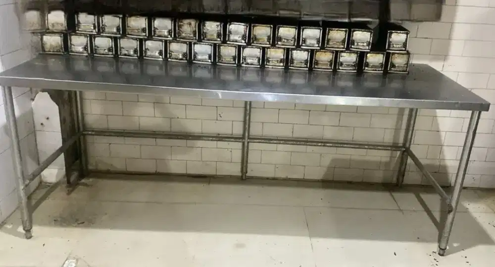 MEJA STAINLESS PANJANG BEKAS