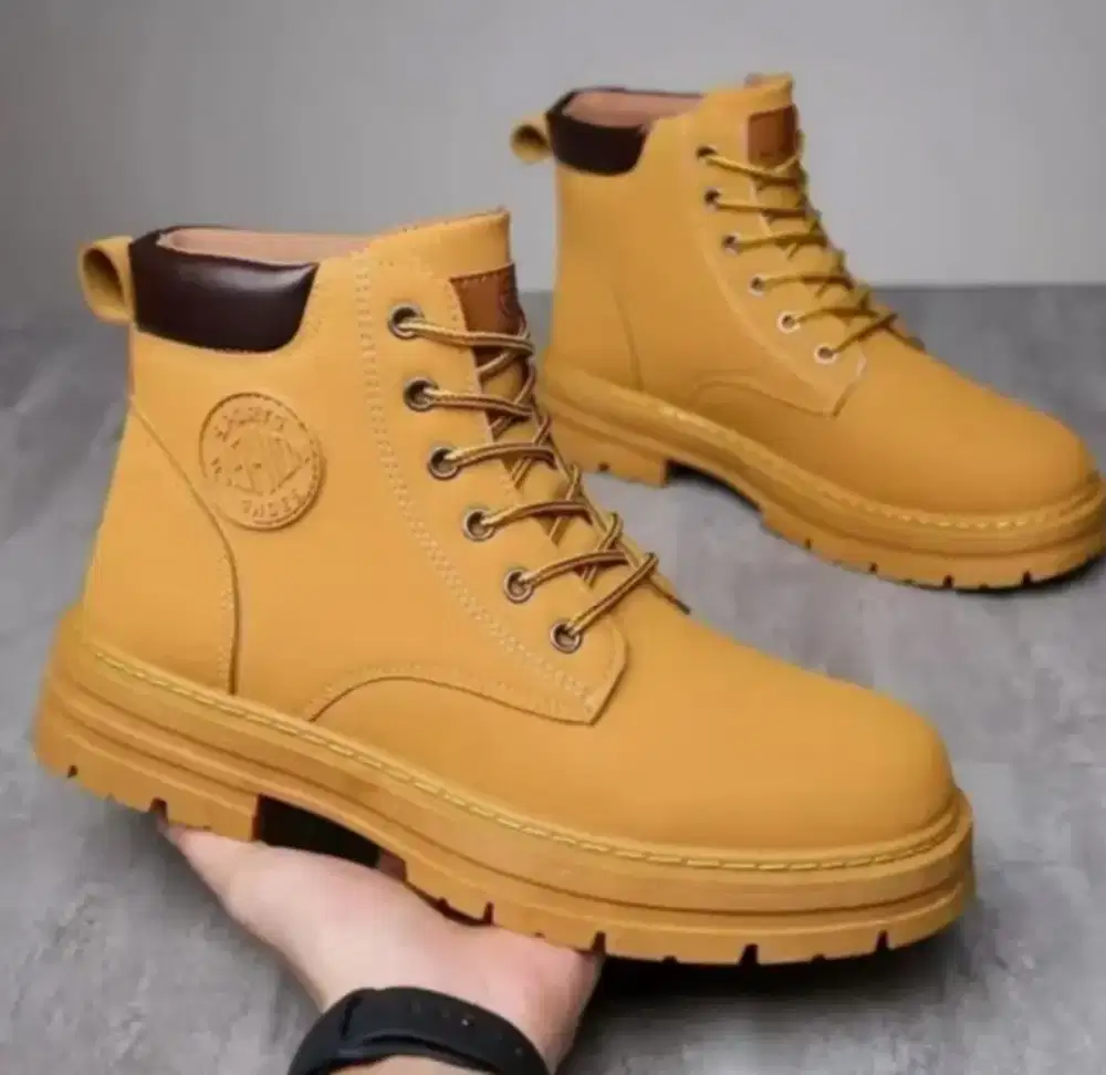 Dijual murah sepatu safety pria kondisi baru