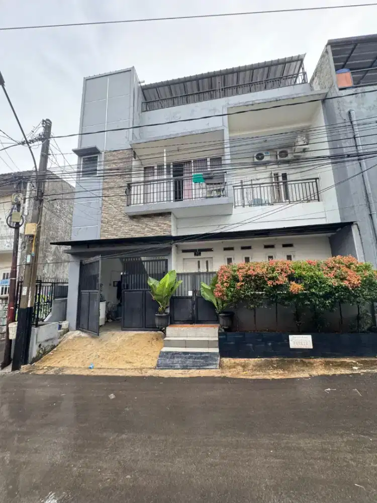 RUMAH CANTIK 3 LANTAI SANGAT STRATEGIS