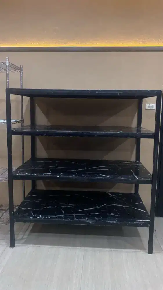 RAK KAYU TIANG BESI 4 TINGKAT