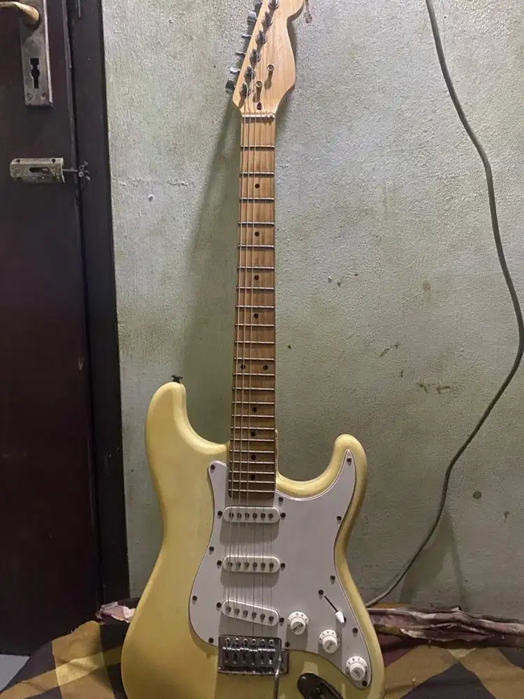 DIJUAL GITAR STARTOCASTER CUSTOM