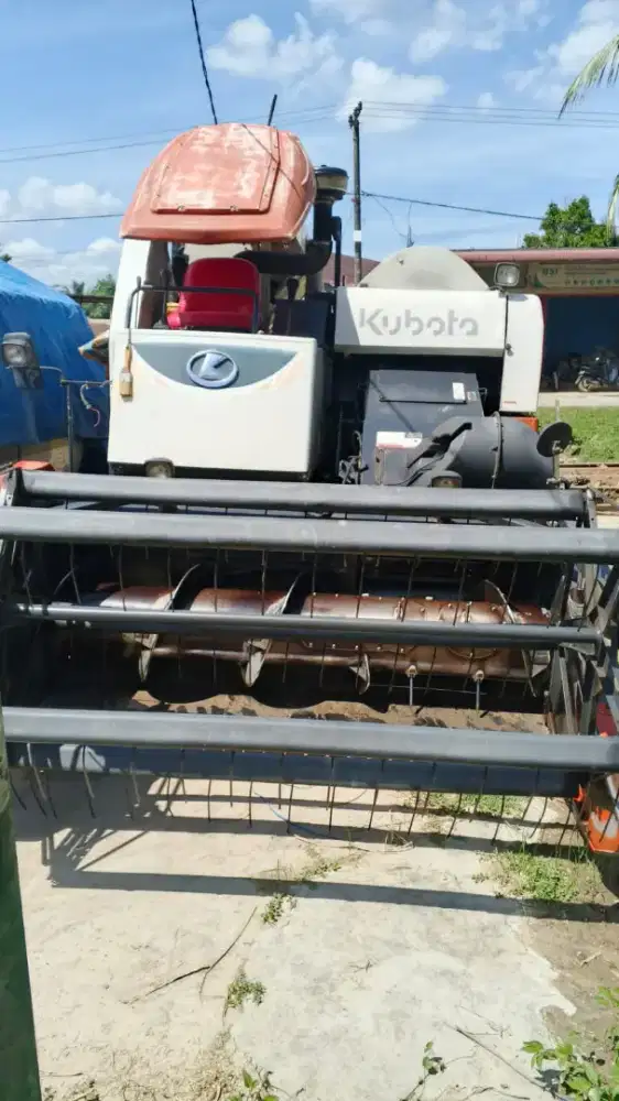 Dijual Mesin Potong Padi Kubota DC-70 Pro