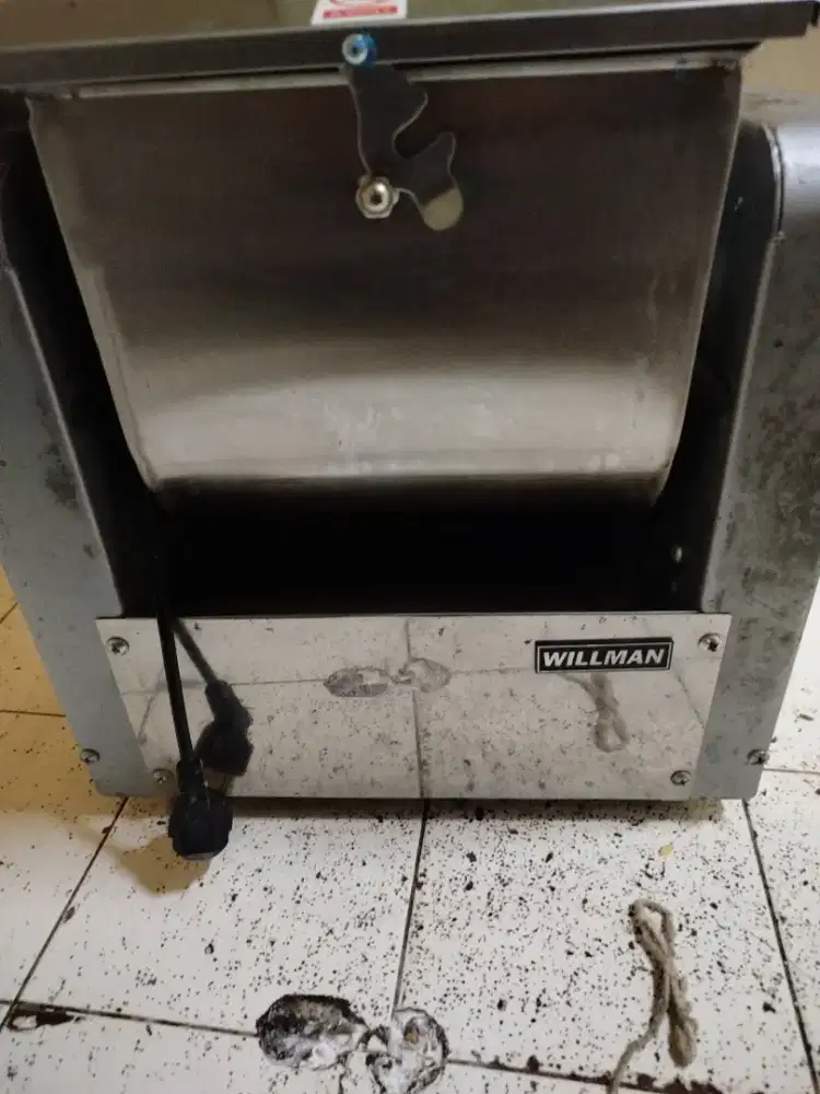 Mesin adonan willman