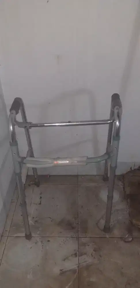 Tongkat terapi jalan.