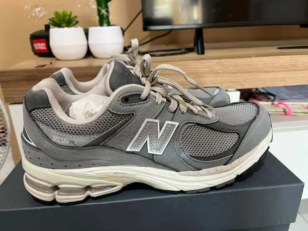 Sepatu New Balance 2002R