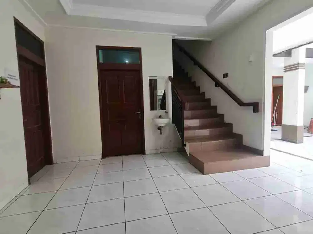 Dijual Rumah Terawat 2 Lantai di Sayap Sudirman Tengah Kota Bandung