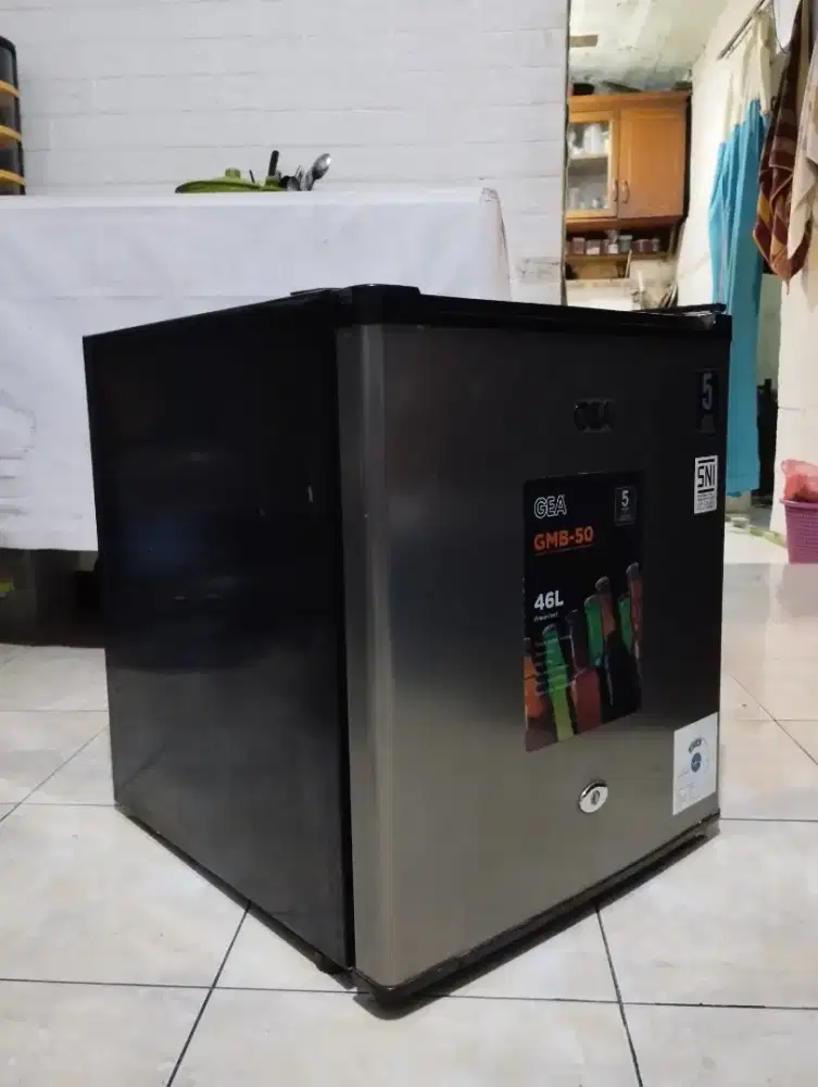 Kulkas mini bar GEA bary belum pernah dipakai sama sekali