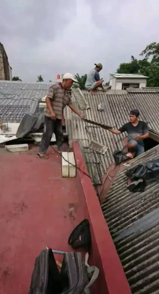 Renovasi rumah dan perbaikan atap bocor dll