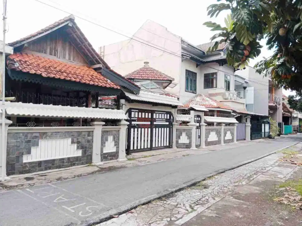 rumah luas tengah kota dekat RS Soeharso jajar Surakarta