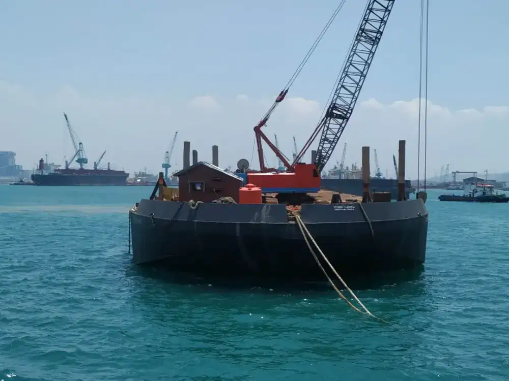 Di jual tongkang 300 feet stancion crane tahun 2002