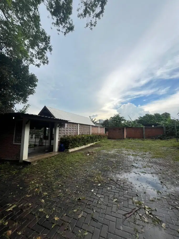 Disewakan bangunan cocok untuk cafe + parkir luas