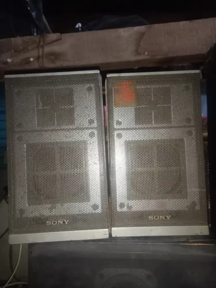 Speaker sony sepasang 5 in Bok yang  1 mekar dikit suara normall