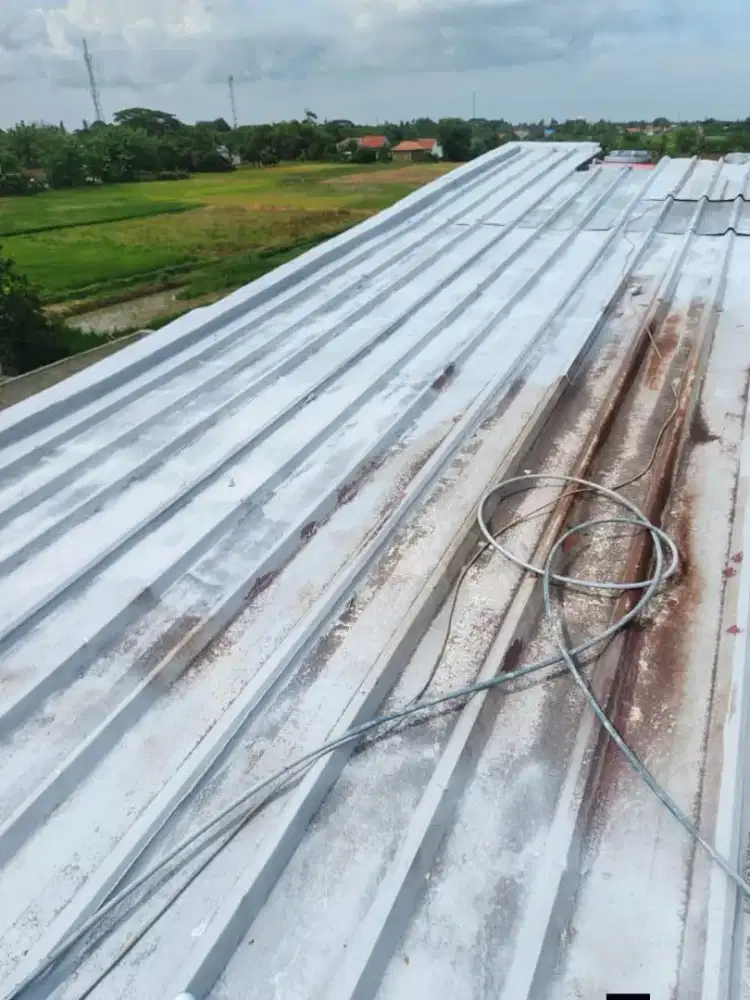 Perbaikan atap yang bocor