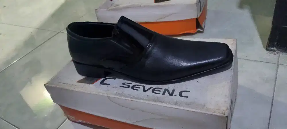 Sepatu pantofel kulit pria