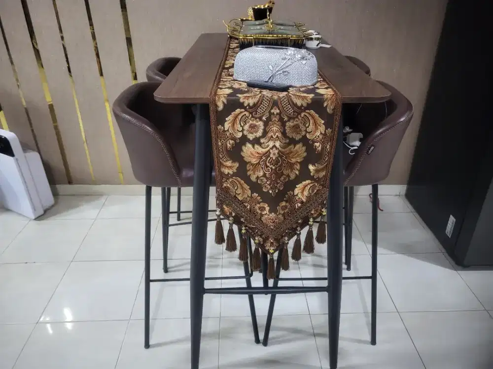 Meja makan model bar tender