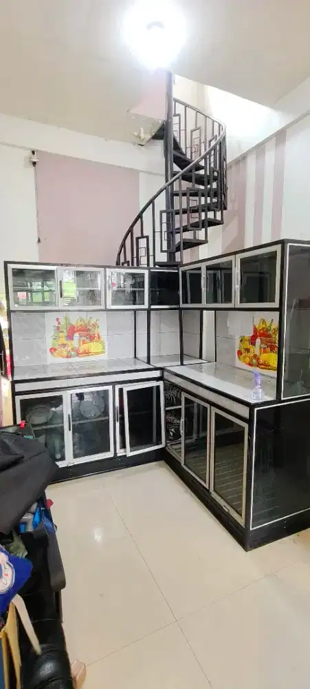 Lemari dapur pajangan piring