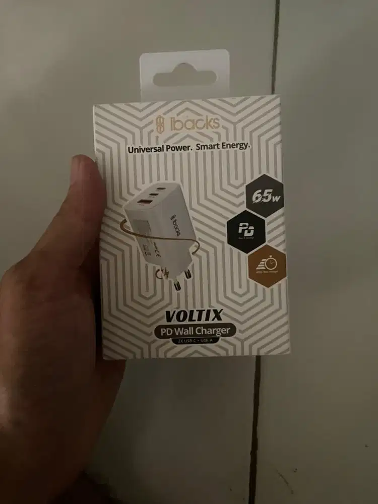 Adaptor Ibacks Voltix 65 Watt 3 Usb Port Dual C + USB A White