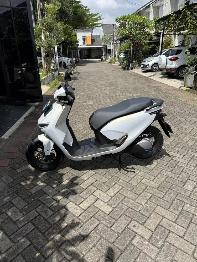 Honda CUV E warna putih