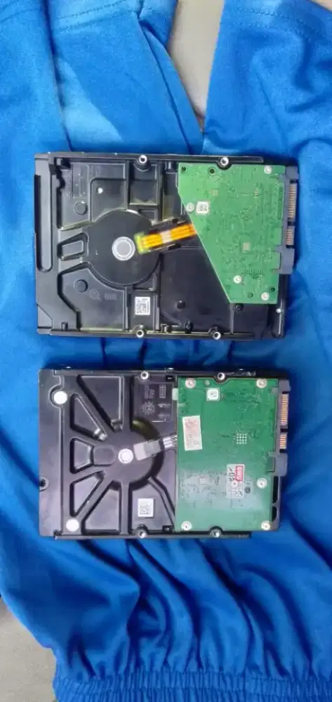 Di jual aja murah meriah 2 buah hardisk 4 Tab dan 1 hardisk 160 GB