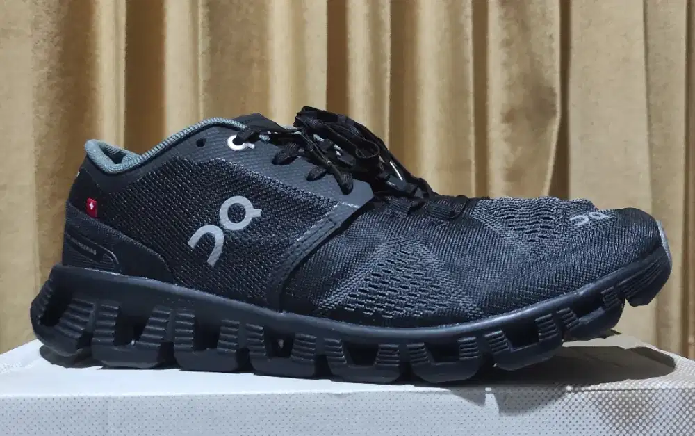 On Cloud X Black size 43