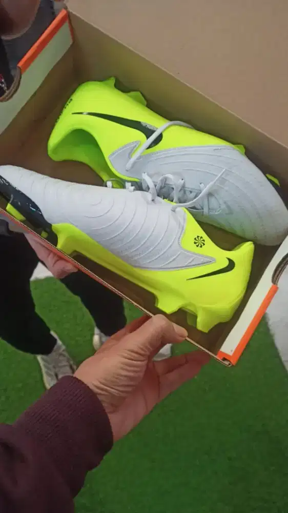 Sepatu bola nike phantom