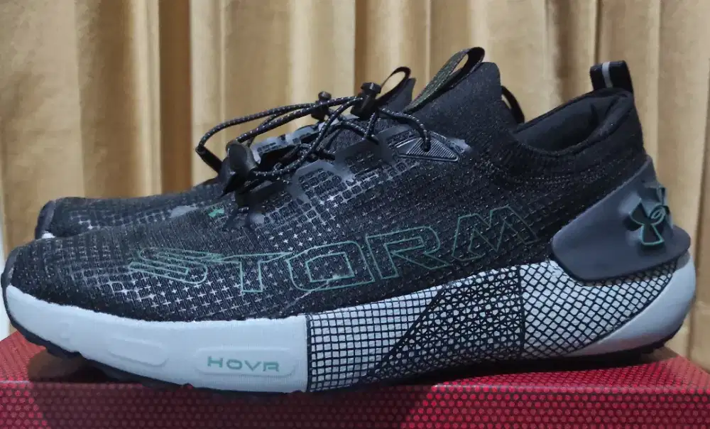 Under Armour HOVR Phantom 3 Se size 43