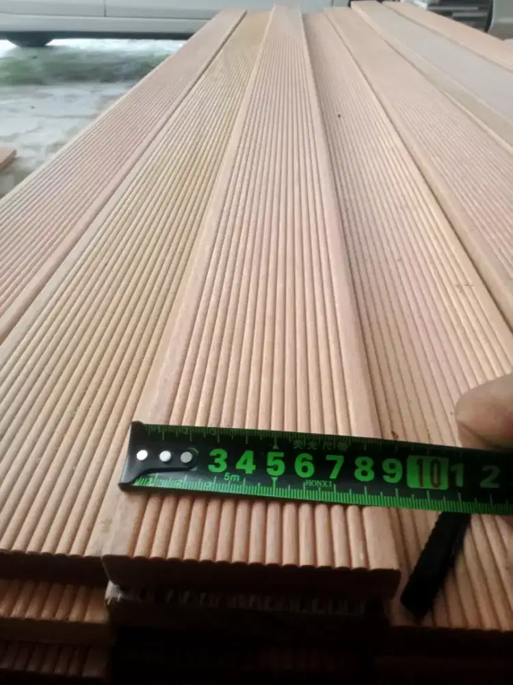 Decking lantai kolam