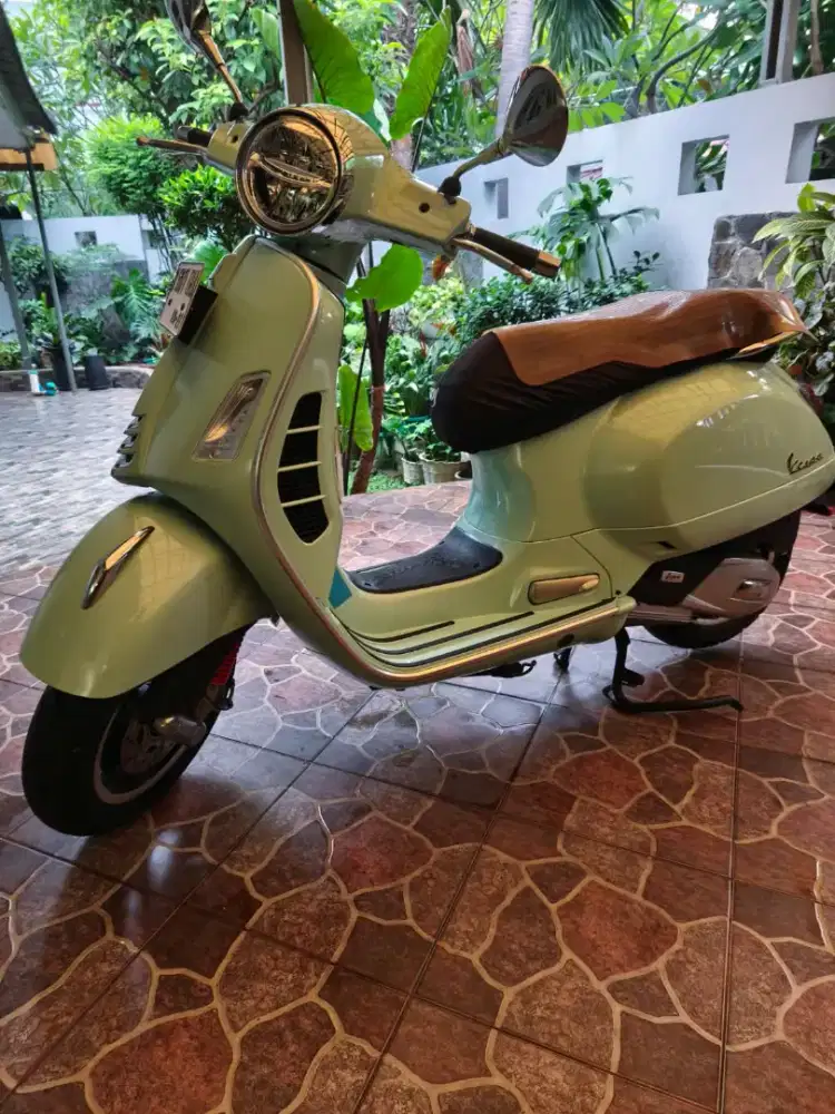 Vespa GTS 150 iclassic like new