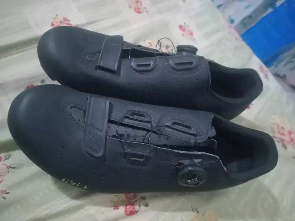 Sepatu untuk bersepeda